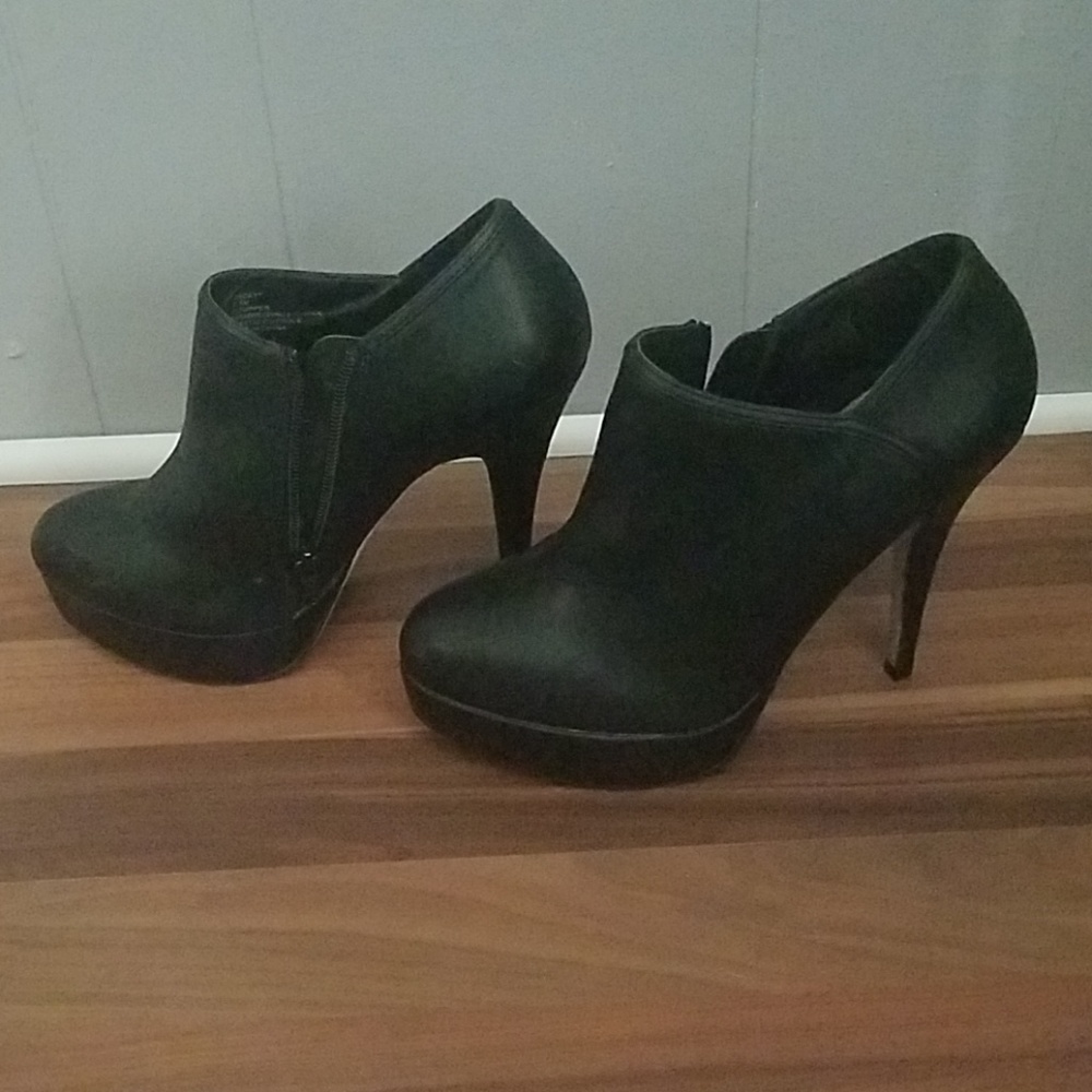 EUC Madden Girl Black booties